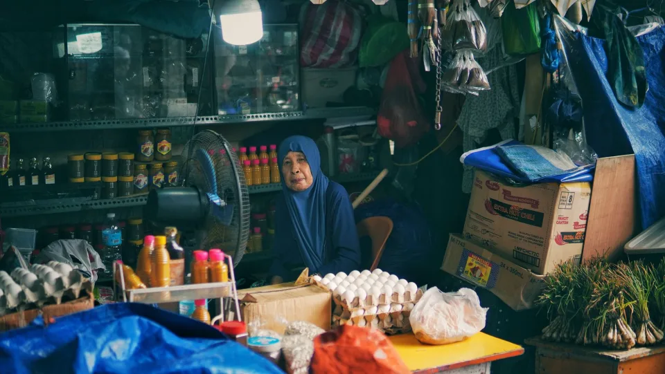 Kệ hàng bày gọn gàng
